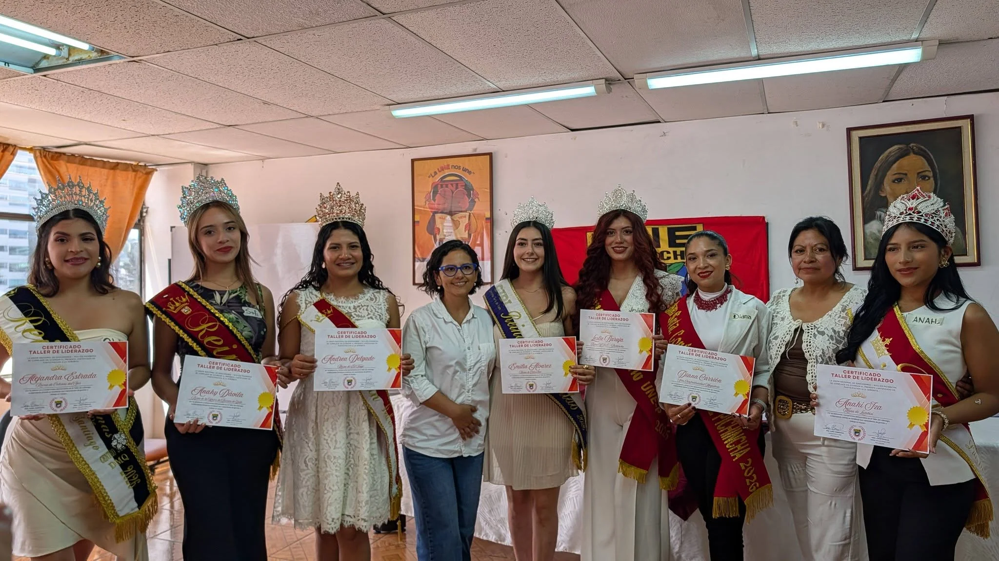 Representantes de la UNE Pichincha en el Taller de Liderazgo con sus certificados